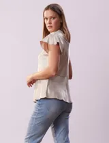 Blusa color naranja óxido de satén, marca Alex & Lili. Manga corta amplia con volados. Corte bajo el busto. Espalda con abertura ojal y botón.