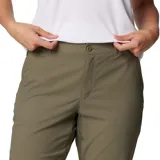 Pantalón de senderismo negro, de corte recto, con cintura media, trabillas para cinturón, bolsillos laterales y bolsillo de seguridad con cierre. Confeccionado con tejido Omni-Shield™ que repele la humedad y Omni-Shade™ Broad Spectrum UPF 50 que protege del sol.