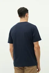 Remera verde agua de manga corta con estampado de dos fotografías en el frente.