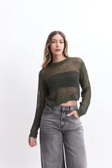 Sweater de punto calado color verde militar con sutiles brillos.