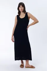 Vestido largo negro sin mangas, de tejido de punto con textura acanalada.