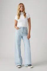 Pantalón de jean celeste claro, corte holgado y tiro alto.