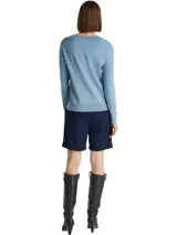 Sweater celeste de algodón orgánico con cuello en V y logo bordado en el pecho.