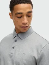 Polo gris de manga larga con cuello clásico y tapeta de dos botones.