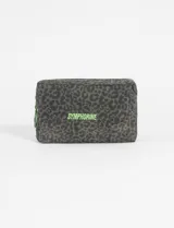 Estuche rectangular con estampado animal print en tonos verde oliva y negro, cierre superior con cremallera verde flúor y tirador de tela. Incluye la palabra 'SYMPHORINE' estampada en verde flúor.