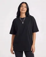 Remerón negro de algodón, corte oversize y manga corta.