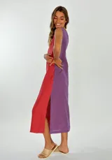 Vestido midi color ladrillo, de lino, con corte recto, escote en V y detalle de una franja vertical color lila en el centro.