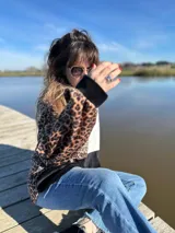 Polerón marrón con estampado animal print de leopardo, puños y cuello negros.