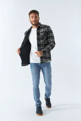 Sobrecamisa de viyela para hombre con interior capitoneado, fit regular, manga larga, cierre con botones, bolsillos y logo en grifa de cuero.