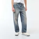 Pantalón jean celeste de corte ancho tipo baggy con 5 bolsillos.