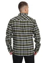 Camisa de manga larga con estampado a cuadros en tonos rojo, blanco, azul y gris. Tiene dos bolsillos en el pecho con cierre de botón, puños ajustables con botón y un paño de microfibra oculto en el dobladillo delantero.