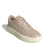 Championes Adidas Lite Court color beige con las tres tiras características de la marca en los laterales.