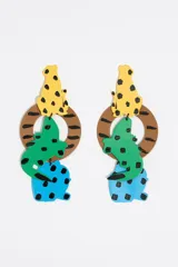 Pendientes colgantes con forma de animales de la jungla: leopardo amarillo, aro marrón, lagarto verde y figura abstracta azul.