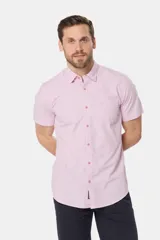 Camisa de hombre a rayas finas color rosa y blanco, de manga corta, con cuello abotonado, bolsillo en el pecho con logo bordado y botones personalizados. Confeccionada 100% en algodón.