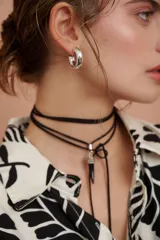 Aros de plata gruesos, con forma de medio aro.