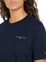 Vestido azul marino de algodón orgánico, corte recto, largo a la rodilla, cuello redondo, mangas cortas y cintura ajustable con cordón. Logo de Tommy Hilfiger bordado en el pecho y en la manga.