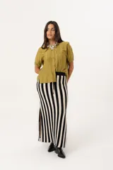 Blusa color verde oliva con cuello mao, mangas cortas abullonadas y cierre frontal con botones.