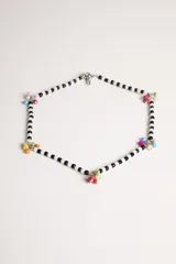 Collar colorido con cuentas multicolores y detalles en forma de flor.