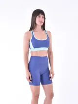 Calza corta de lycra color lila, tiro alto.