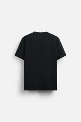 Camiseta blanca de cuello redondo y manga corta, corte regular.