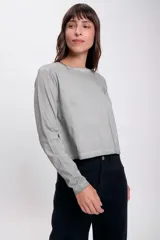 Remera gris de manga larga con estampado de rayo en el pecho.
