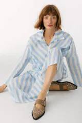 Chatas color marrón con punta fina, tira sobre el empeine con hebilla y detalle de tachas plateadas.