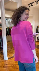 Sweater fucsia de tejido de punto con líneas horizontales en relieve.