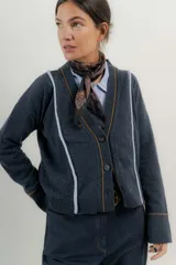Saco de lana italiano azul con cuello en V, cierre con botones y ribetes en contraste.