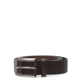 Cinturón de cuero marrón oscuro con hebilla metálica rectangular de color plateado envejecido. El cuero presenta costuras visibles en los bordes.