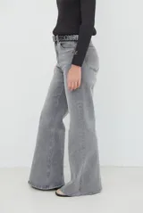 Jean de corte wide leg en color gris con lavado desgastado, tiro medio y cierre frontal con botón y cremallera.