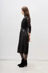 Falda larga negra con lentejuelas y forro interior.