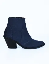 Bota corta azul de gamuza, con punta fina y taco geométrico.