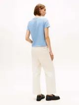 Remera celeste de algodón con cuello redondo y logo de la marca bordado en el pecho. Corte regular y logo bordado en la manga.