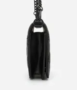 Cartera bandolera pequeña de poliuretano color negro con textura capitoneada, correa de cadena desmontable y detalle de triángulo metálico.