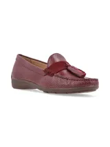 Mocasín color borgoña con textura reptil, detalle de antifaz en nobuck y borlas.