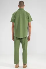 Camisa verde oliva de manga corta con textura seersucker, corte cuadrado, bolsillo en el pecho y botones de coco.