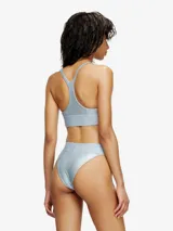 Calzoncillos de bikini color gris claro con acabado brillante y pretina elástica ancha de color gris más claro con el texto "DIESEL" en rosado.