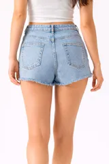 Short de jean negro con roturas, de calce relajado y tiro bajo.