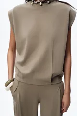 Camiseta azul de algodón con cuello redondo y mangas cortas caídas.