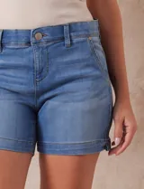 Short de jean azul elastizado, marca One Five One. Pretina con pasadores, botón y cierre. Delantera con bolsillos inclinados. Trasera con bolsillos simulados.