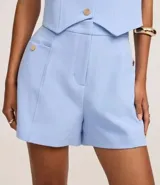 Short de sastre color marrón, de cintura alta, con bolsillos laterales decorados con tachuelas metalizadas y recortes delanteros.