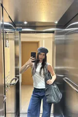 Remera blanca sin mangas.