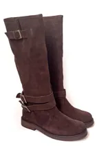 Bota alta de gamuza color chocolate, con caña alta y correas con hebillas metálicas decorativas.