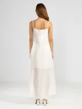 Vestido largo celeste de breteles finos, escote recto y lazos ajustables en los costados.