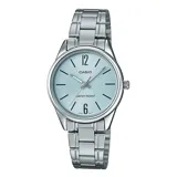 Reloj analógico Casio para mujer, caja y correa de acero inoxidable plateado. Esfera redonda color celeste pálido con marcadores de hora en bastón y números arábigos en las posiciones 12 y 6. Posee agujas plateadas y la inscripción "WATER RESIST" en la esfera.