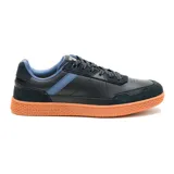 Zapatillas urbanas Caterpillar modelo Pause Retro, color negro con detalles en azul y suela color ladrillo.