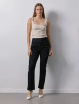 Jean recto de tiro alto, color negro, marca One Five One. Modelo de pierna recta con pretina con pasadores, botón y cierre. Cuenta con bolsillos delanteros y traseros.