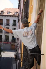 Remera negra de algodón con estampado en la espalda con el logo de la marca en color beige.