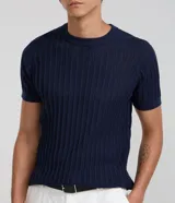 Remera de manga corta y cuello redondo, color azul marino, con tejido texturizado de punto acanalado vertical.