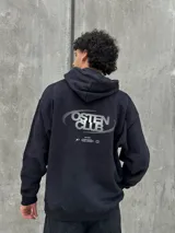 Canguro negro con capucha ajustable con cordones, bolsillo tipo canguro y logo "Osten Club" estampado en el pecho. Corte oversize.